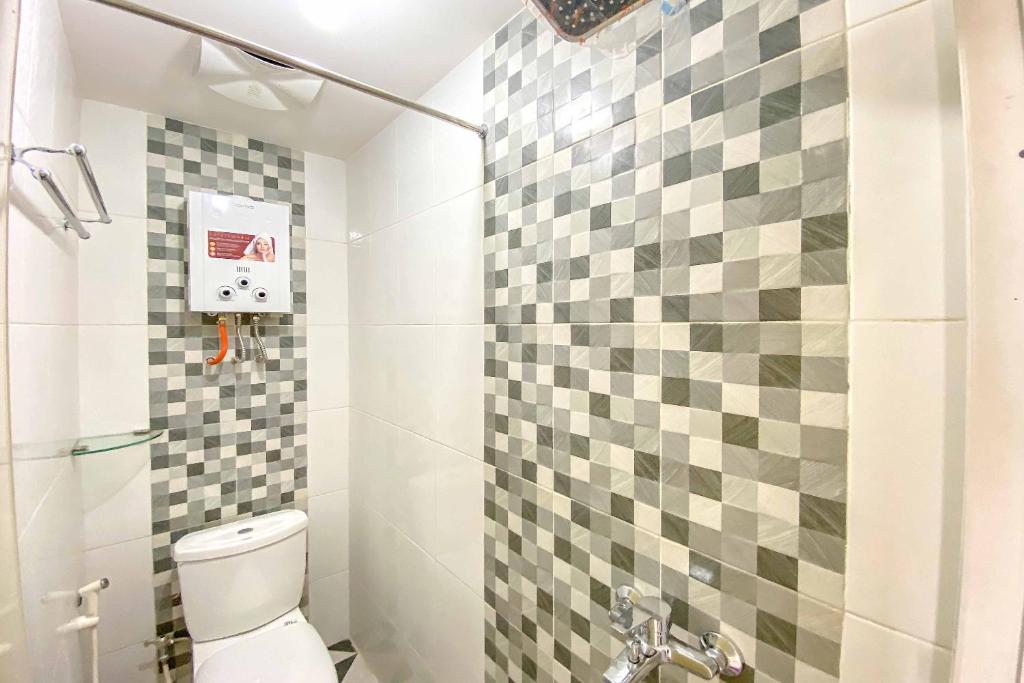 Koupelna v ubytování Tini's Guest House Malang Mitra RedDoorz