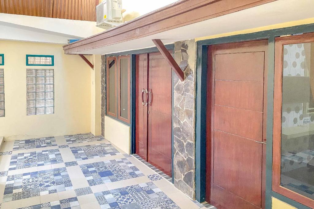 Fotografie z fotogalerie ubytování Tini's Guest House Malang Mitra RedDoorz v destinaci Betek