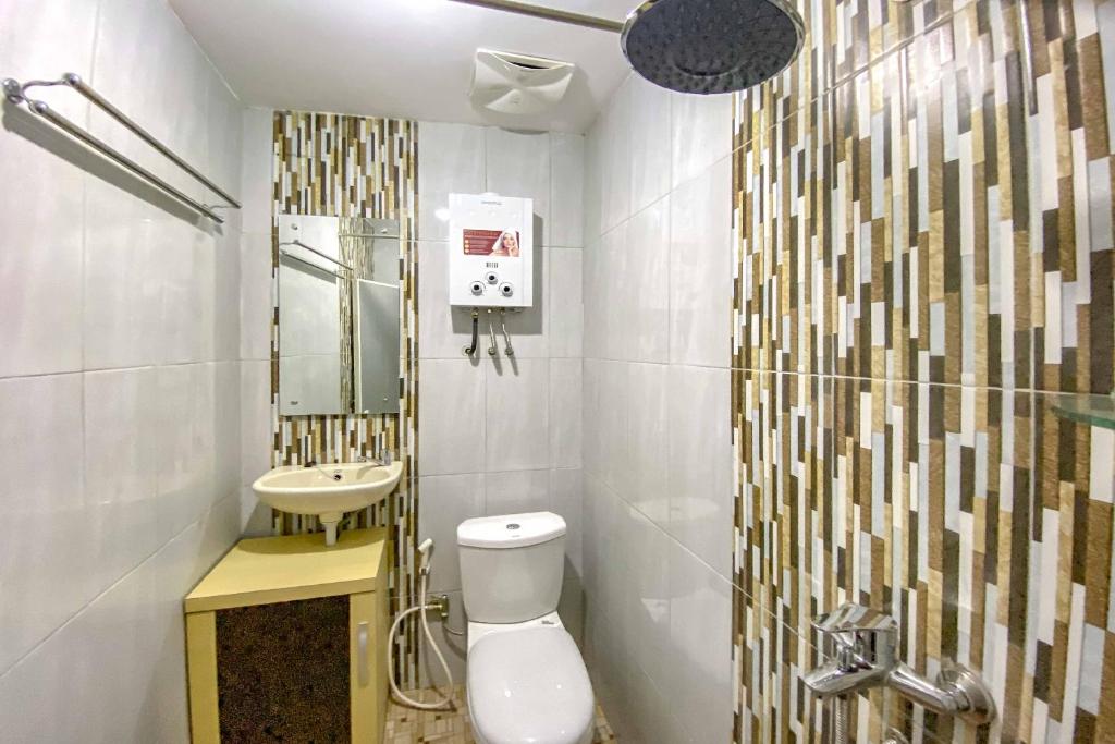 Koupelna v ubytování Tini's Guest House Malang Mitra RedDoorz