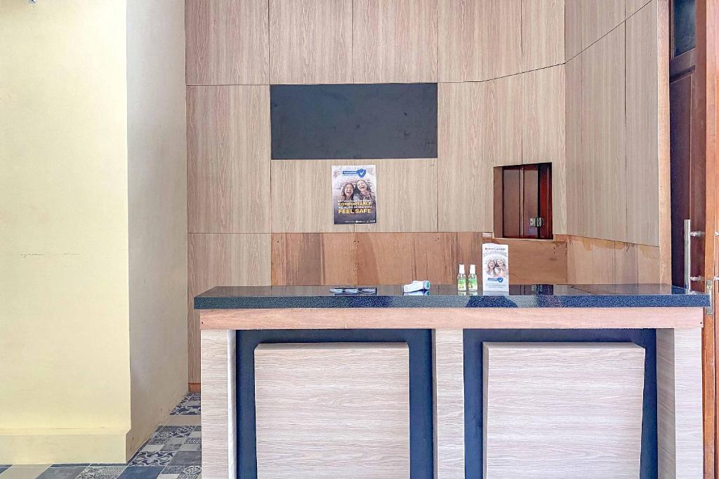 TV a/nebo společenská místnost v ubytování Tini's Guest House Malang Mitra RedDoorz