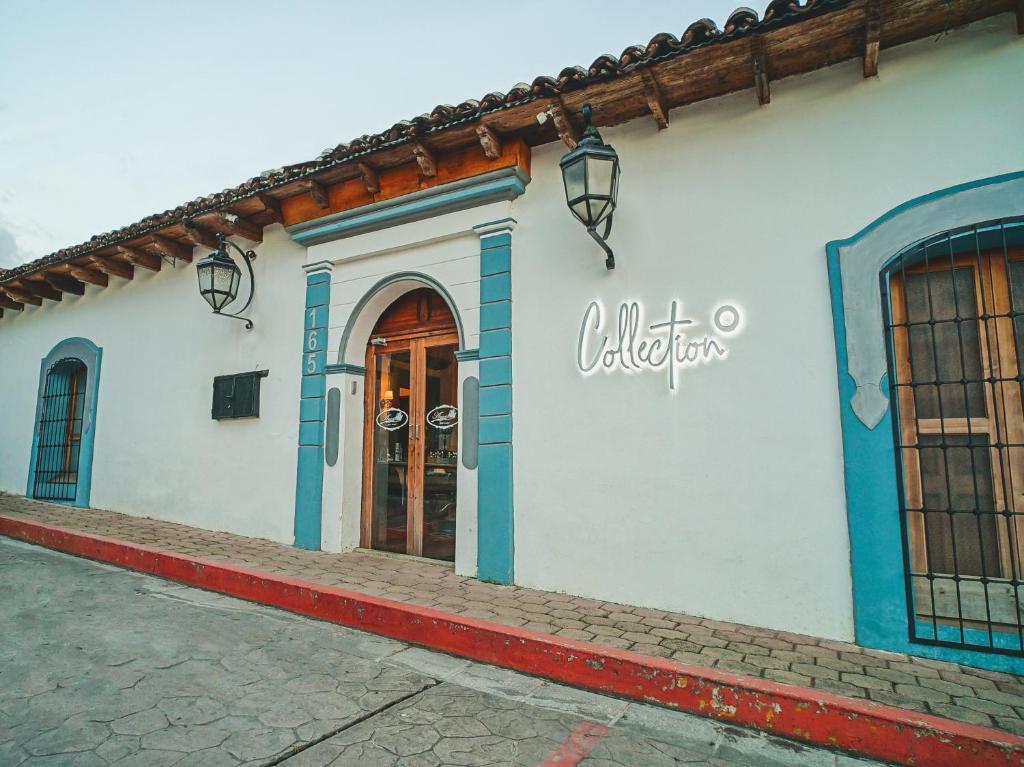 un edificio blanco con un cartel en el costado en Hotel Boutique Amorini en San Cristóbal de Las Casas