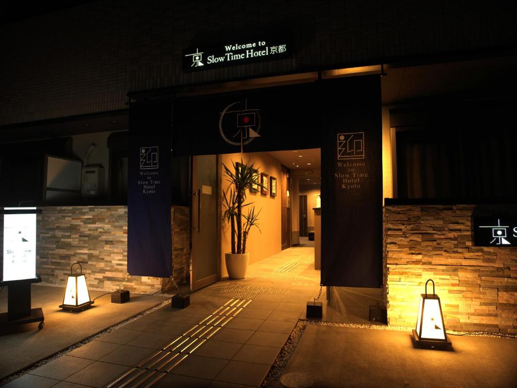 un ingresso di notte a un edificio con luci di SlowTime Hotel Kyoto a Kyoto