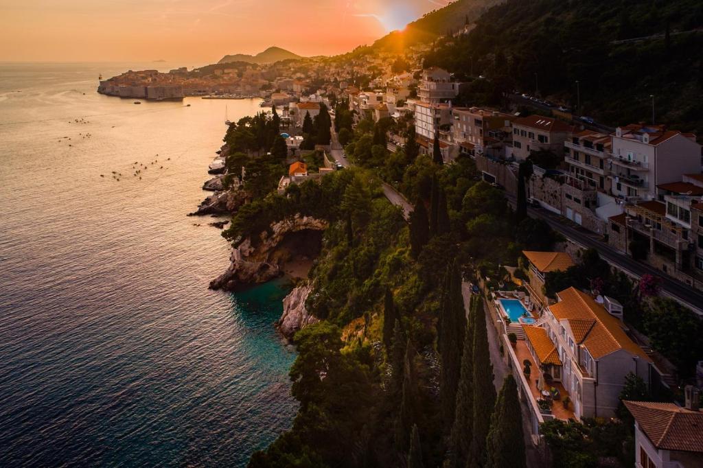 uma vista aérea de uma cidade numa colina junto à água em Luxury Beachfront Villa Dubrovnik Palace with private pool and jacuzzi by the beach in Dubrovnik em Dubrovnik