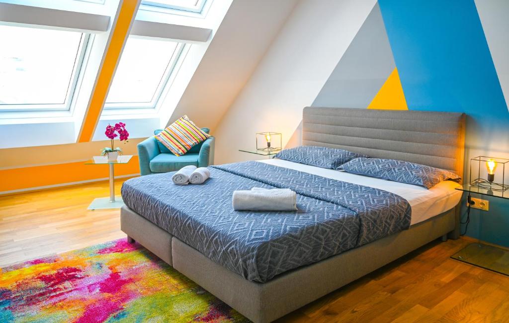 Backpacker Apartment Schönbrunn في فيينا: غرفة نوم عليها سرير وفوط