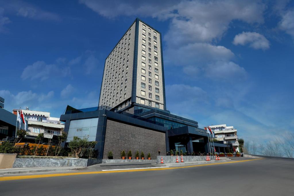 un edificio alto con un montón de conos naranjas alrededor en The Green Park Gaziantep en Gaziantep