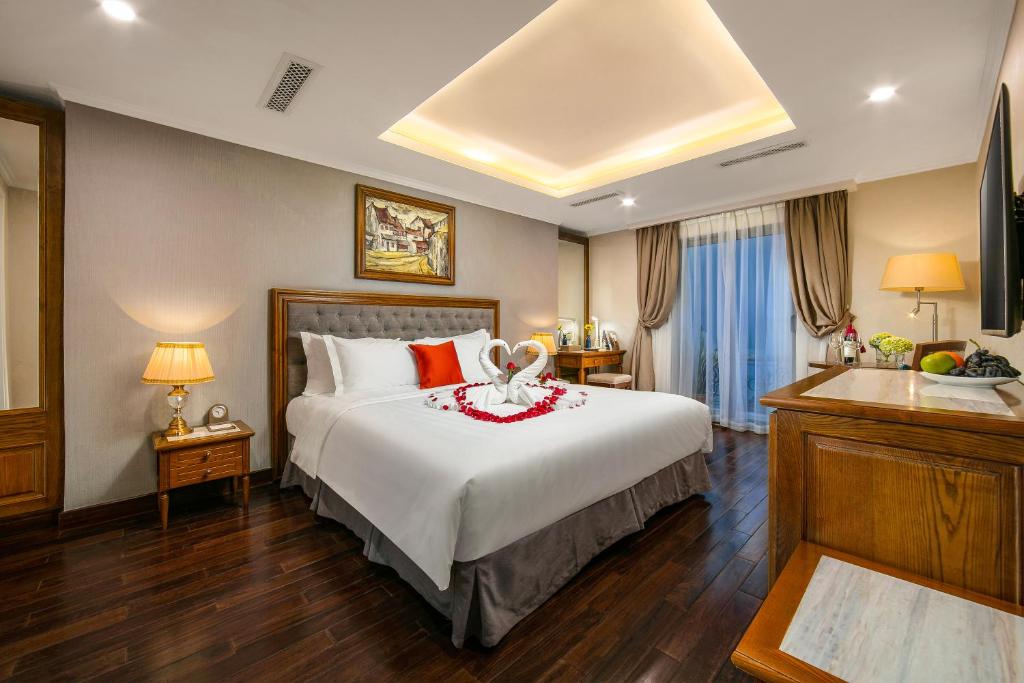 Postel nebo postele na pokoji v ubytování Hanoi Dalvostro Valentino Hotel & Spa