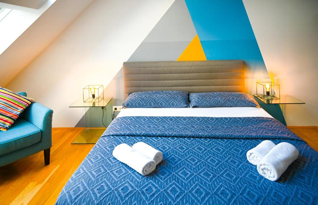 sypialnia z łóżkiem i dwoma ręcznikami na nim w obiekcie Backpacker Apartment Schönbrunn w Wiedniu