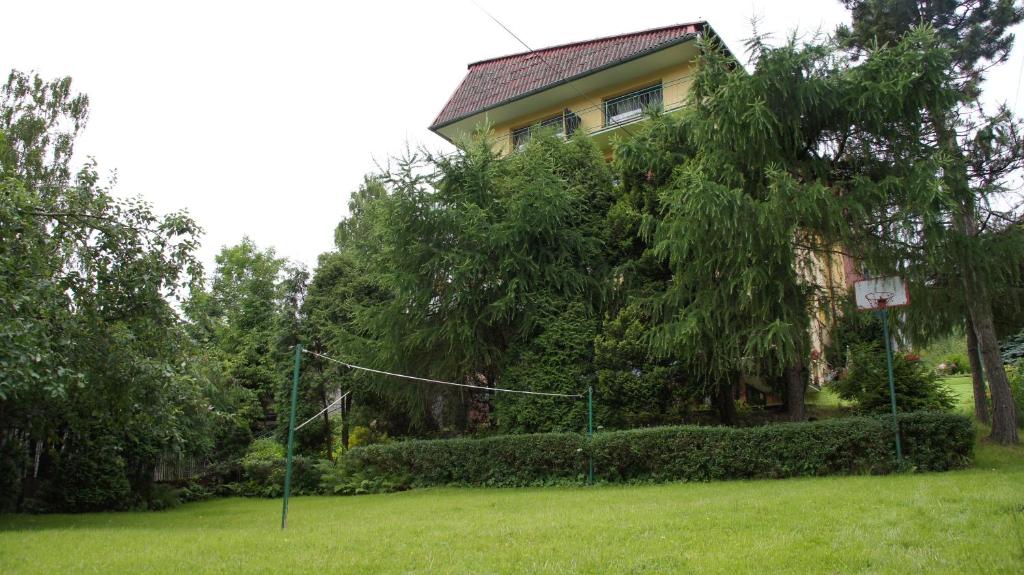 ein Haus mit einem Basketballkorb im Hof in der Unterkunft Dom Wczasowy Góralówka in Mienzebrosche