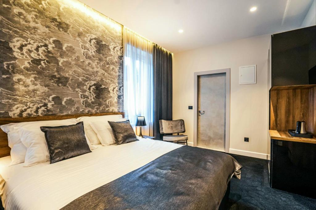 1 dormitorio con 1 cama grande y pared en Calma LUXURY Rooms en Split