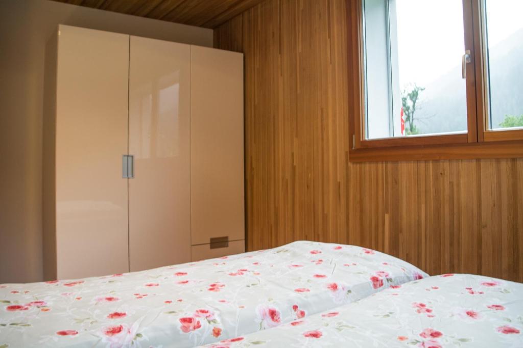 Una cama o camas en una habitación de Hüsmatta (Michael Gschwendtner)