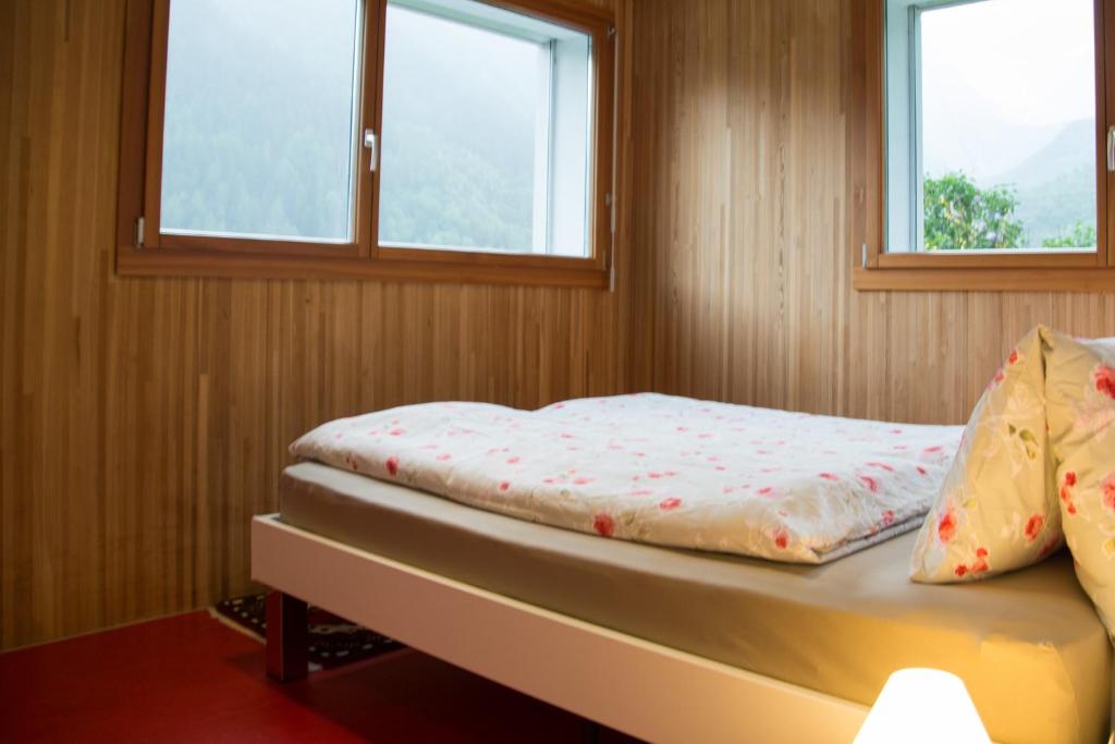 Una cama o camas en una habitación de Hüsmatta (Michael Gschwendtner)