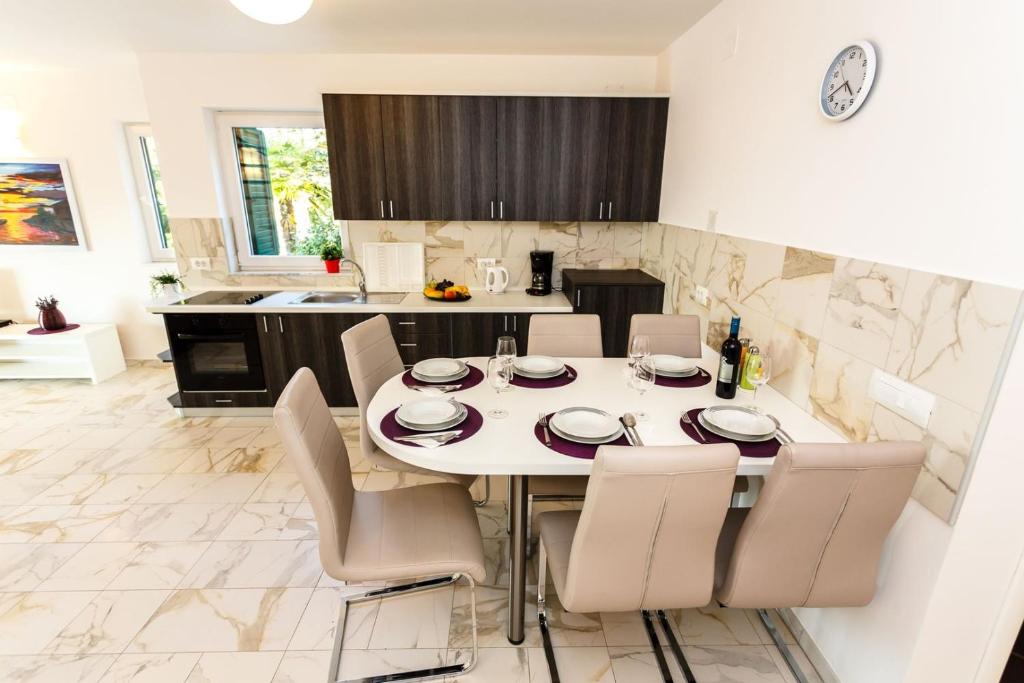 Kuchyň nebo kuchyňský kout v ubytování Apartments Adria