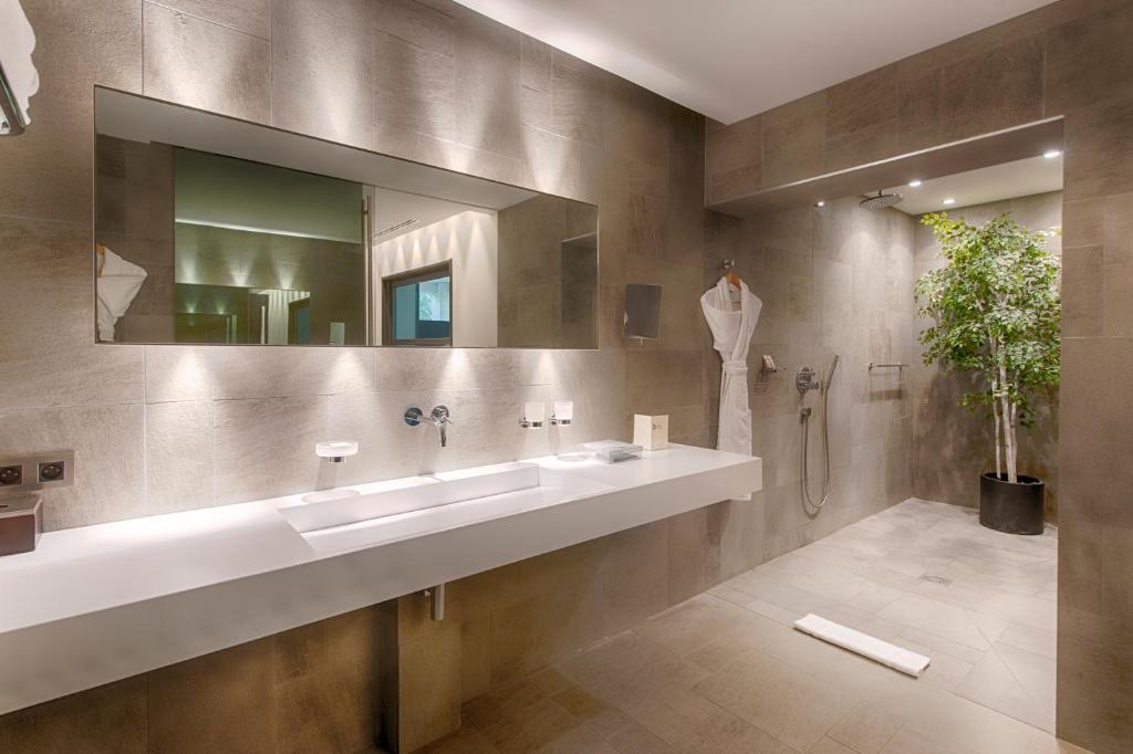 a bathroom with two sinks and a large mirror at Bdesign & Spa in Paradou
