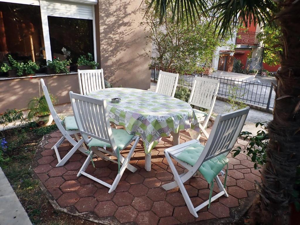 Patio nebo venkovní prostory v ubytování Apartments Trošelj