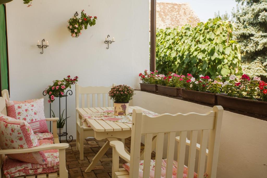 MajsにあるVarázsfészek Vendégházの花の咲くバルコニー(テーブル、椅子付)
