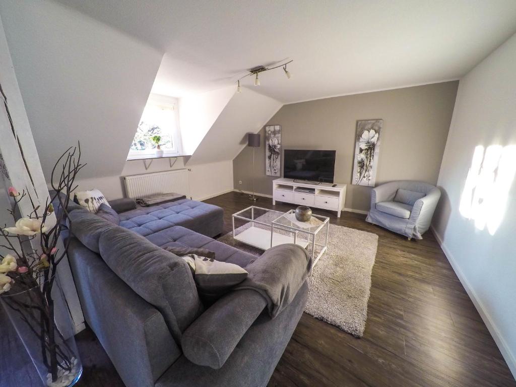 uma sala de estar com um sofá e uma televisão em Ferienwohnung Persch em Lahnstein