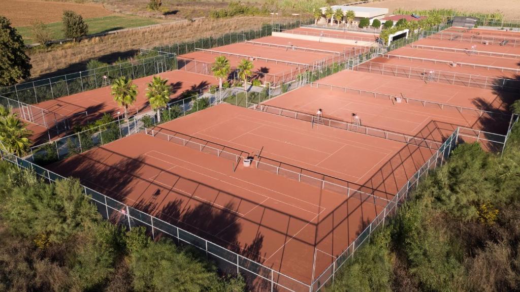 Tenis a/nebo squash v ubytování Ali Bey Resort Sorgun nebo okolí