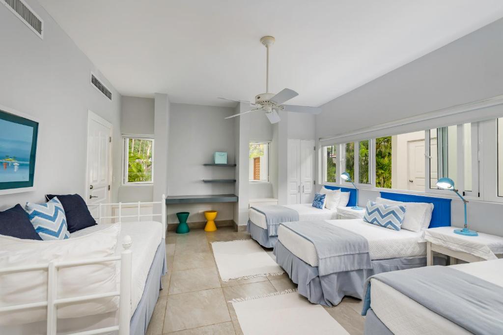 Posezení v ubytování Unbelievable Villa with Pool - Perfect Family Vacay