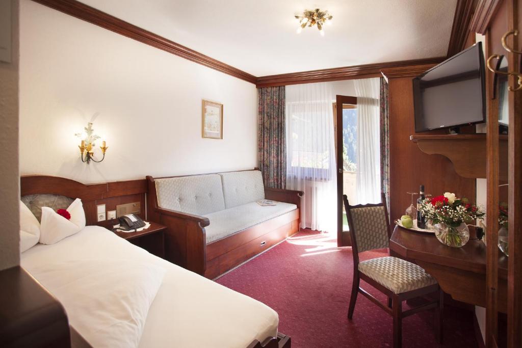 Posteľ alebo postele v izbe v ubytovaní Hotel Almhof