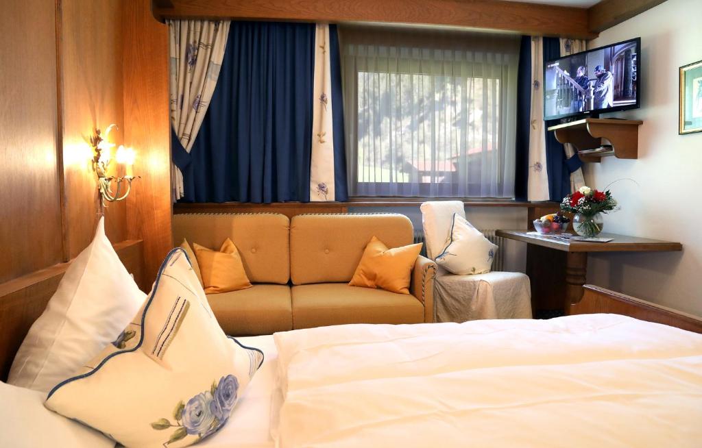 Posteľ alebo postele v izbe v ubytovaní Hotel Almhof