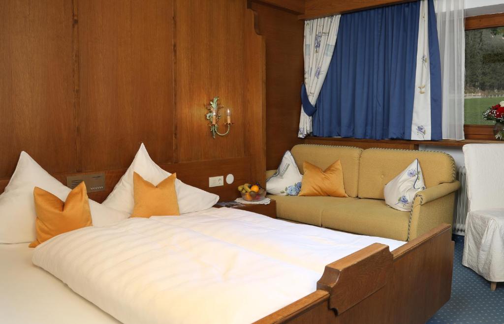 Posteľ alebo postele v izbe v ubytovaní Hotel Almhof