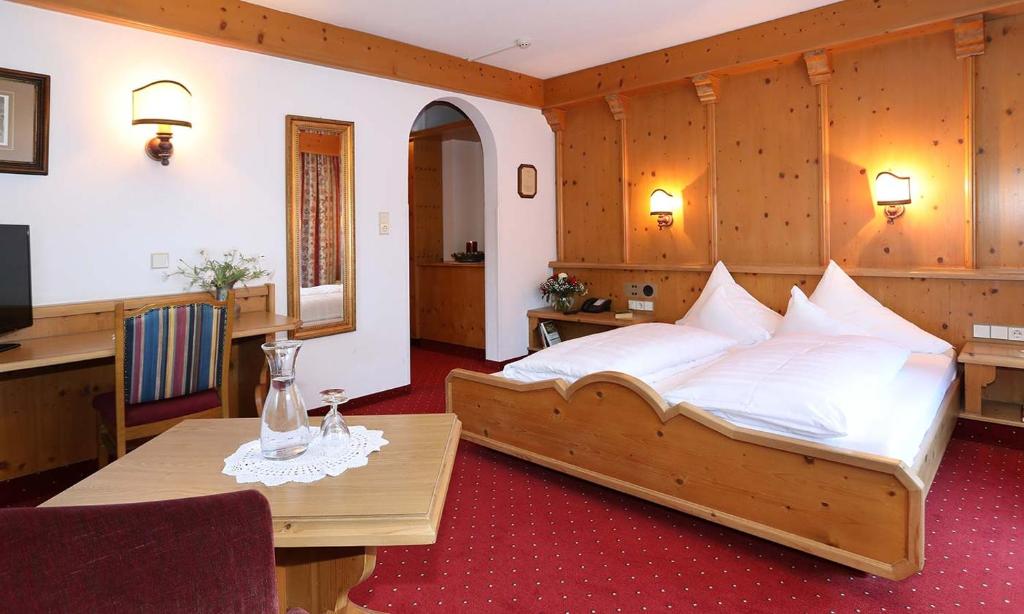 Posteľ alebo postele v izbe v ubytovaní Hotel Almhof