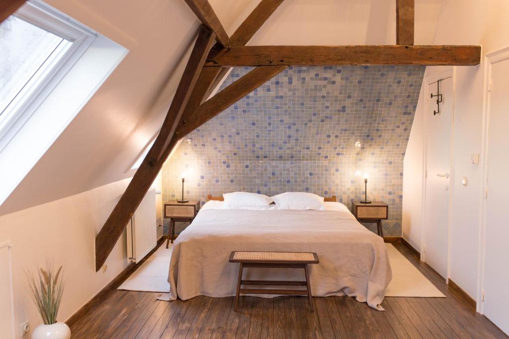 a bedroom with a large bed in a attic at Apartments Ridderspoor in Bruges