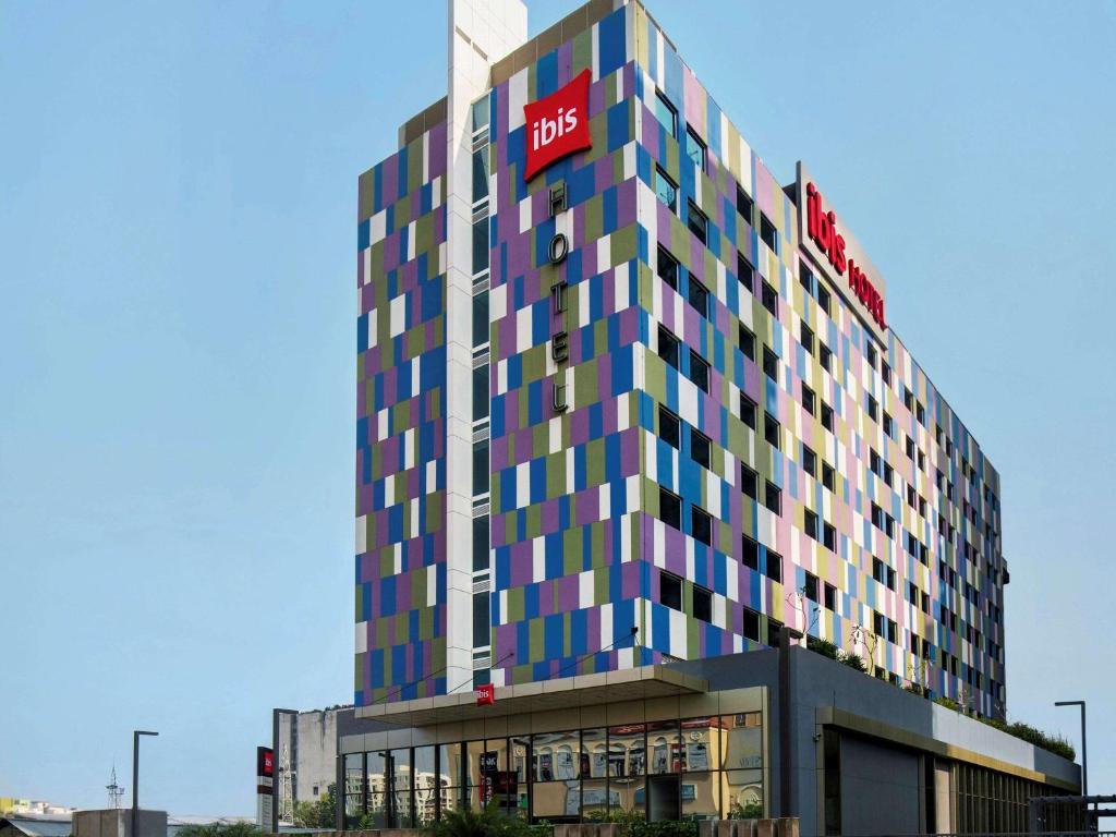 un bâtiment avec un panneau d'hôtel en haut dans l'établissement ibis Kolkata Rajarhat - An Accor Brand, à Kolkata