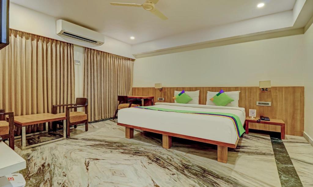 um quarto de hotel com uma cama e uma secretária e um quarto em Treebo Trend Seaesta RK Beach em Visakhapatnam