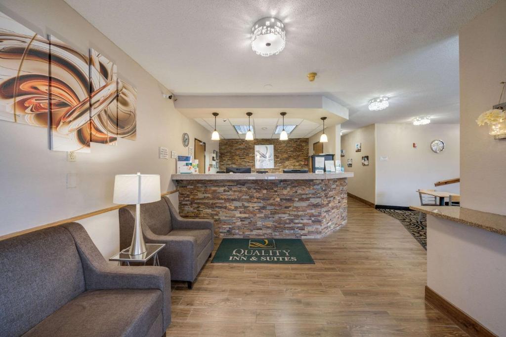 un vestíbulo de una oficina dental con sofás y un mostrador en Quality Inn & Suites South, en Sioux Falls