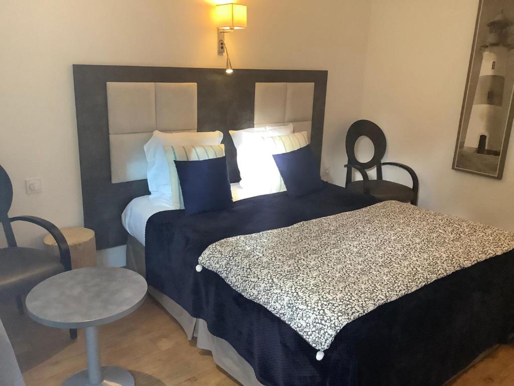 Postel nebo postele na pokoji v ubytování Hôtel Monet