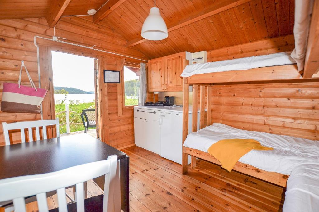 Postel nebo postele na pokoji v ubytování Årjäng Camping & Stugor Sommarvik