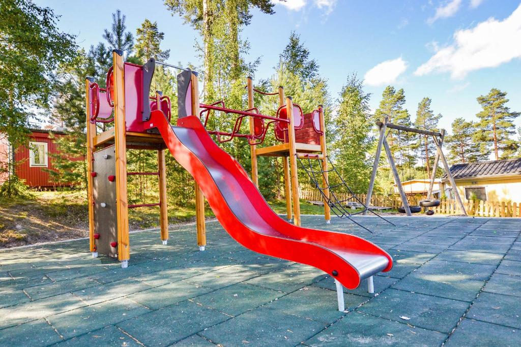 Herní místnost nebo prostor pro děti v ubytování Årjäng Camping & Stugor Sommarvik