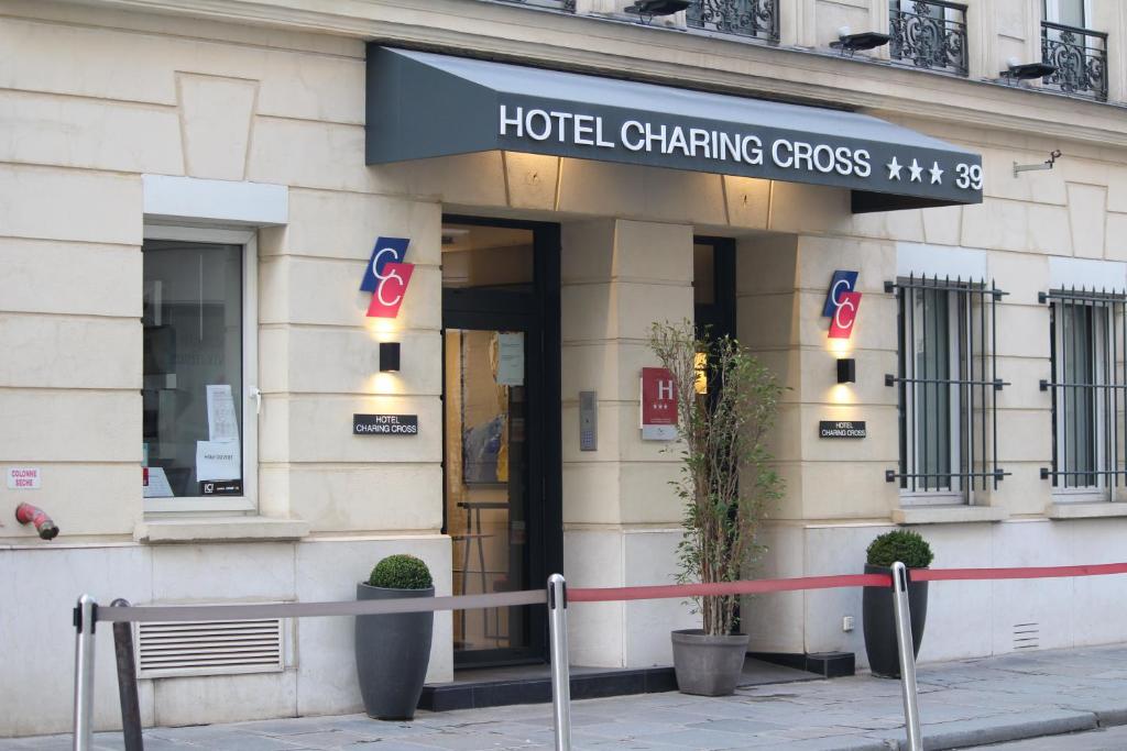 een hotelgebouw met een bord waarop staat dat het hotel verandert bij Hôtel Charing Cross in Parijs