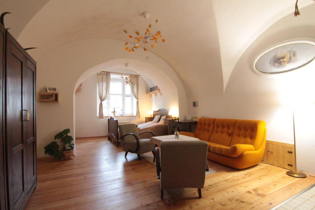 uma sala de estar com um sofá e uma mesa em Apartmán Tri Klenby em Kremnica