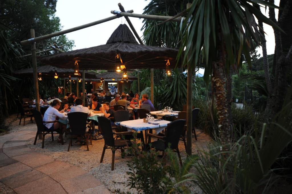 Restauracja lub miejsce do jedzenia w obiekcie Camping Village Rosselba Le Palme