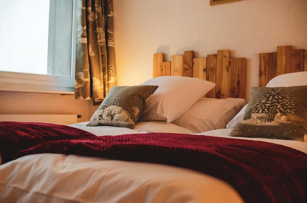 two beds sitting next to each other in a bedroom at Chez Chantal in Siviez