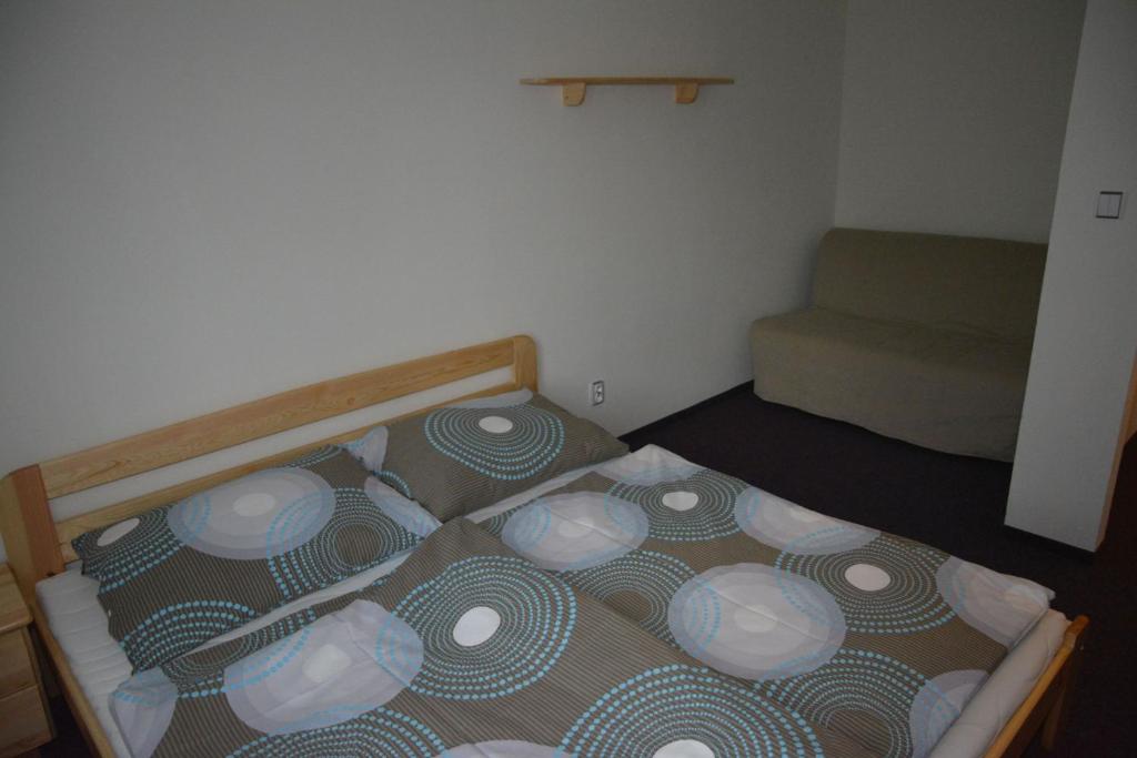 Łóżko lub łóżka w pokoju w obiekcie Chata Nový svět