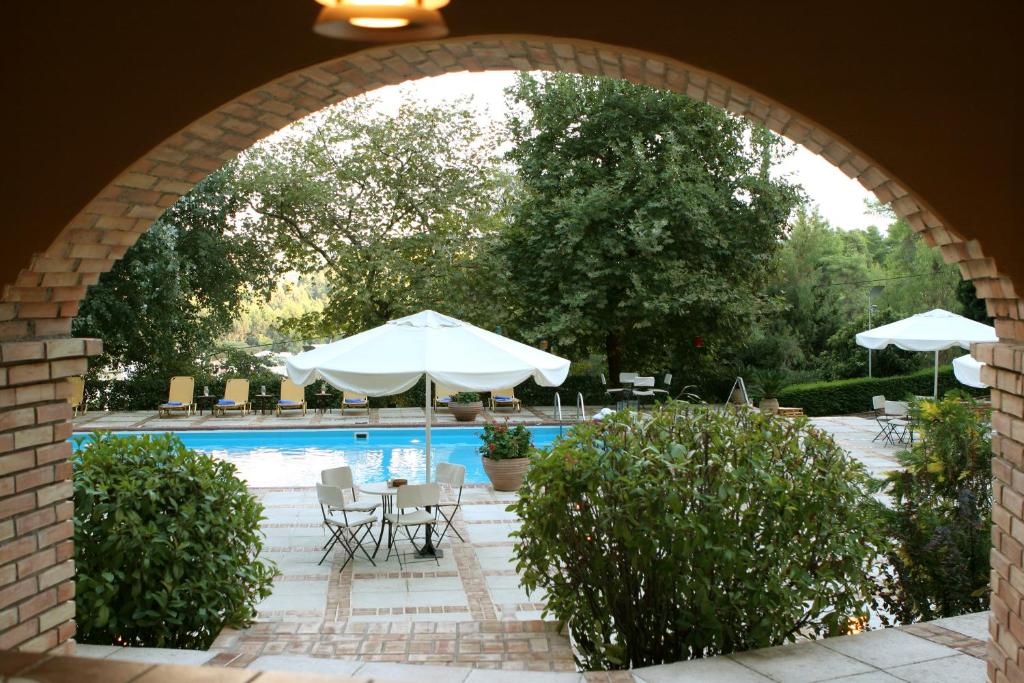 Bazén v ubytování Hotel Antonios nebo v jeho okolí