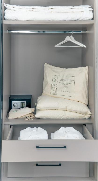 Postel nebo postele na pokoji v ubytování Salina Premium Residences Volos