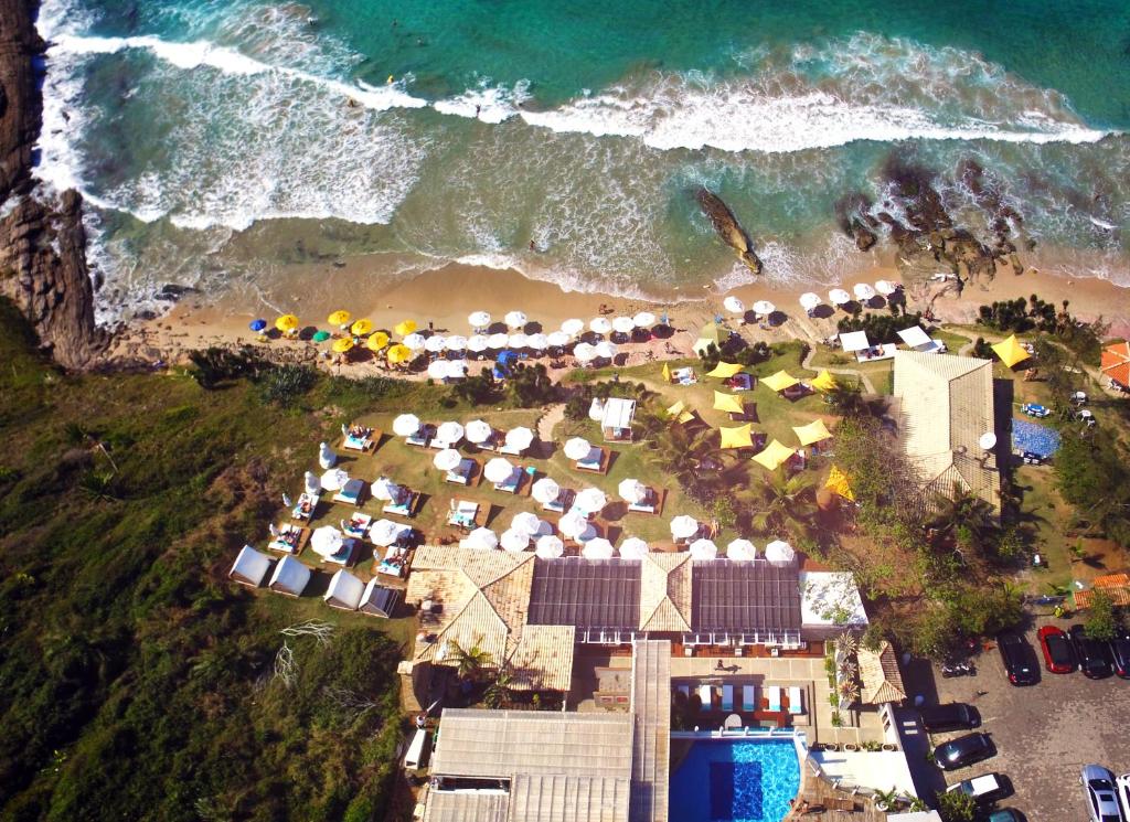 uma vista aérea de uma praia com um grupo de guarda-sóis em Hotel Pousada Brava Club em Búzios