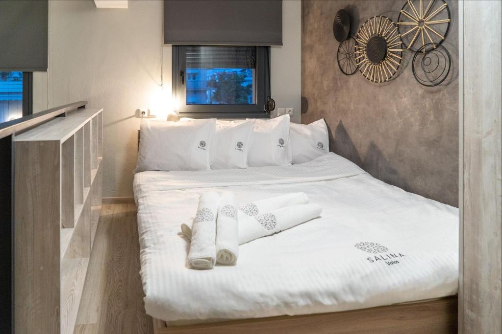 Postel nebo postele na pokoji v ubytování Salina Premium Residences Volos