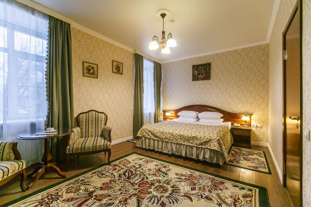 سرير أو أسرّة في غرفة في Sokol Hotel