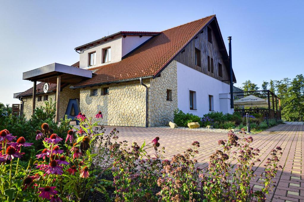 ein Gebäude mit einem Garten davor in der Unterkunft Resort Orsino in Horní Planá