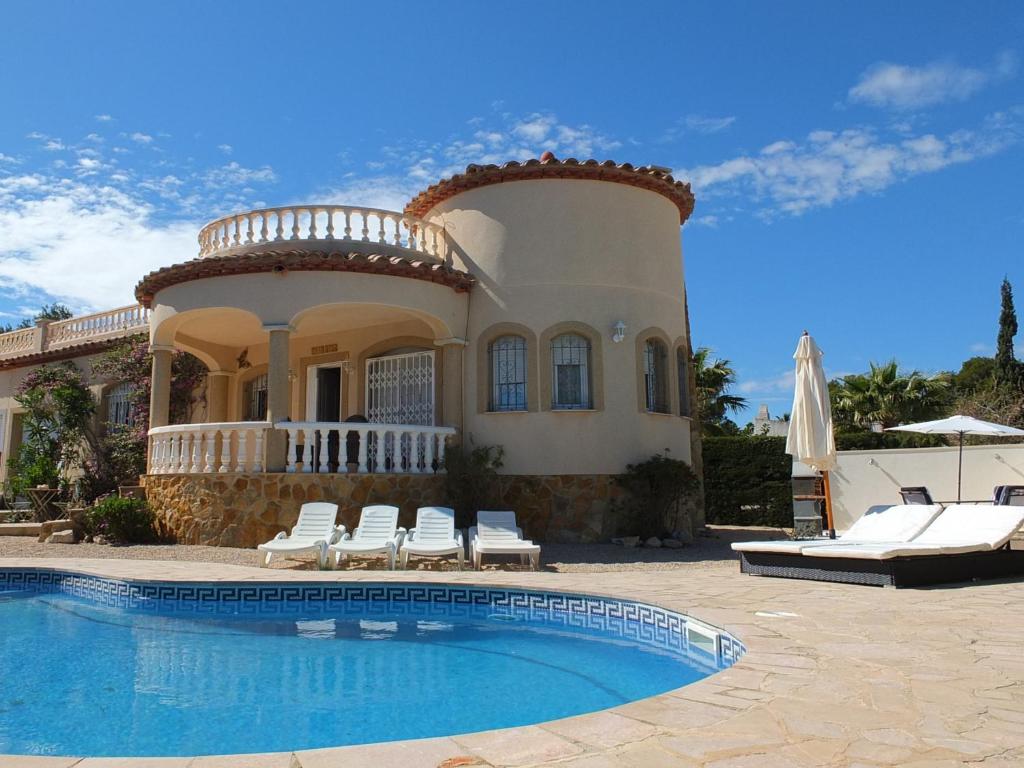 ラメトリャ・デ・マールにあるVilla Solimar with air-conditioning & private swimming poolの目の前にスイミングプールがある家