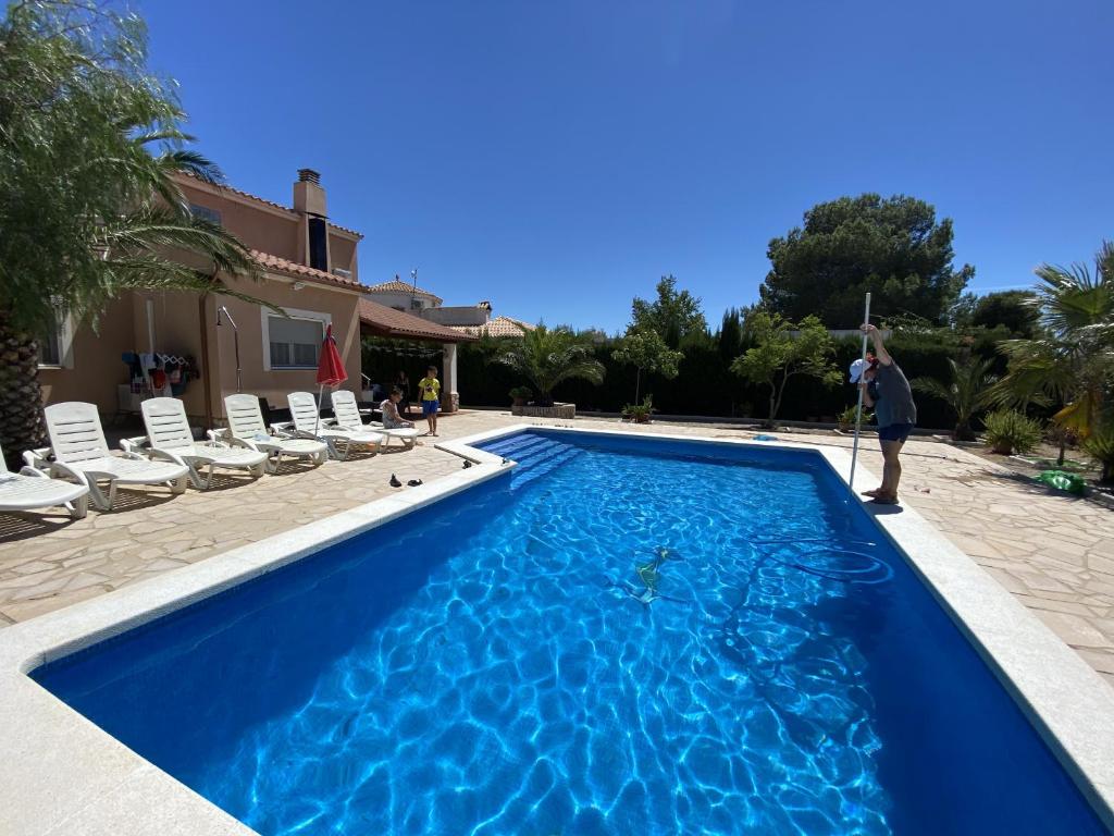 Bazén v ubytování Villa Nerea with air conditioning & private swimming pool only 400m to the beach ideal for families nebo v jeho okolí