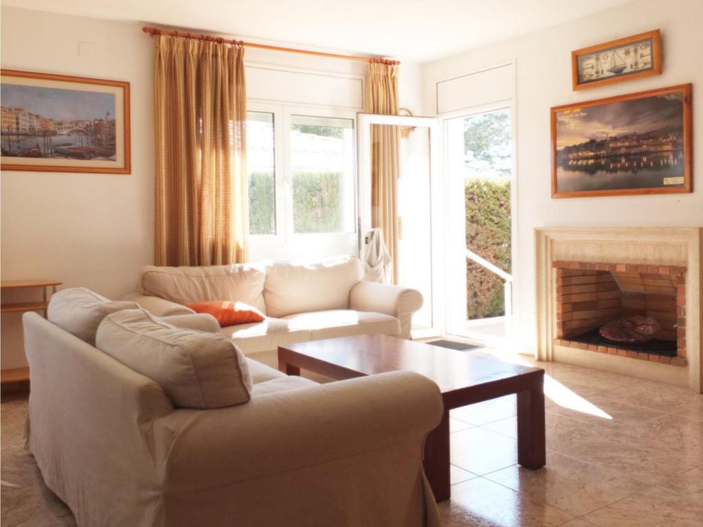 Posezení v ubytování Villa Nerea with air conditioning & private swimming pool only 400m to the beach ideal for families