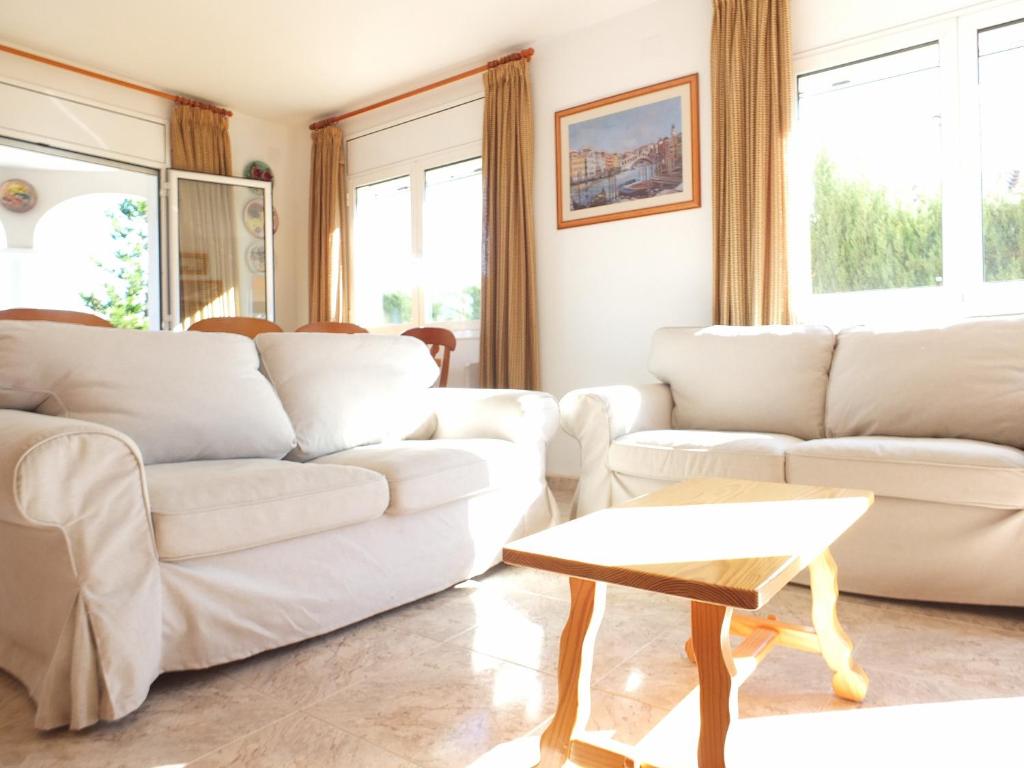 Posezení v ubytování Villa Nerea with air conditioning & private swimming pool only 400m to the beach ideal for families