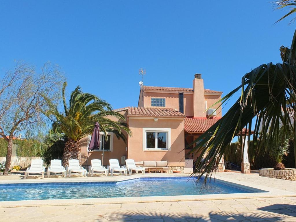 Bazén v ubytování Villa Nerea with air conditioning & private swimming pool only 400m to the beach ideal for families nebo v jeho okolí