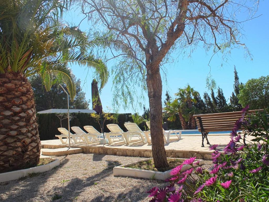 Zahrada ubytování Villa Nerea with air conditioning & private swimming pool only 400m to the beach ideal for families